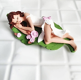 Himi Teraryum Objeleri Yaprak Üzerinde Yatan Kız Dekoratif Biblo